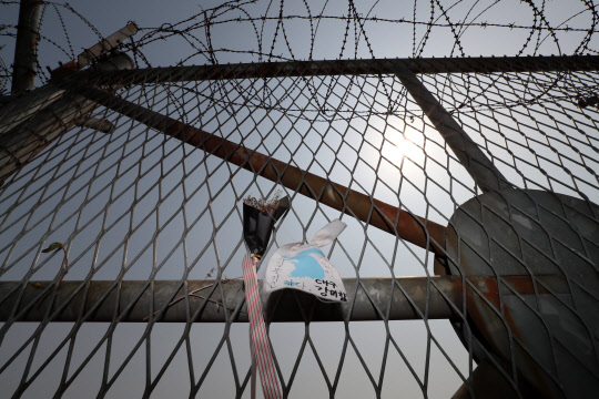 남북정상회담을 8일여 앞둔 19일 오후 경기도 파주시 임진각 주변 철조망에 "철망 넘어 자유롭게 이 길을 가고 싶다"라고 누군가 적어 놓은 한반도기가 바람에 날리고 있다.